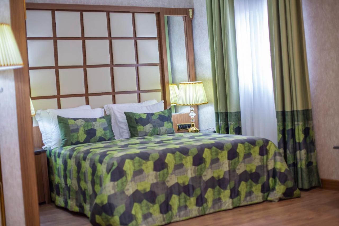 United Hotel International Yaounde Bagian luar foto